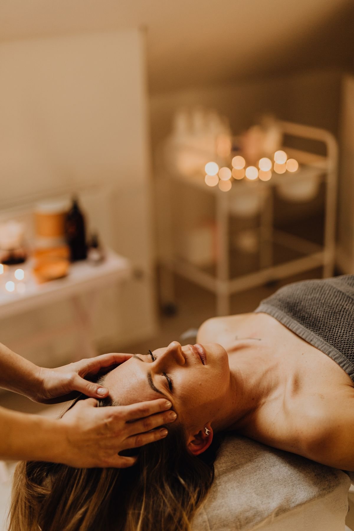 Entspannende Kopfmassage bei Kerzenlicht
