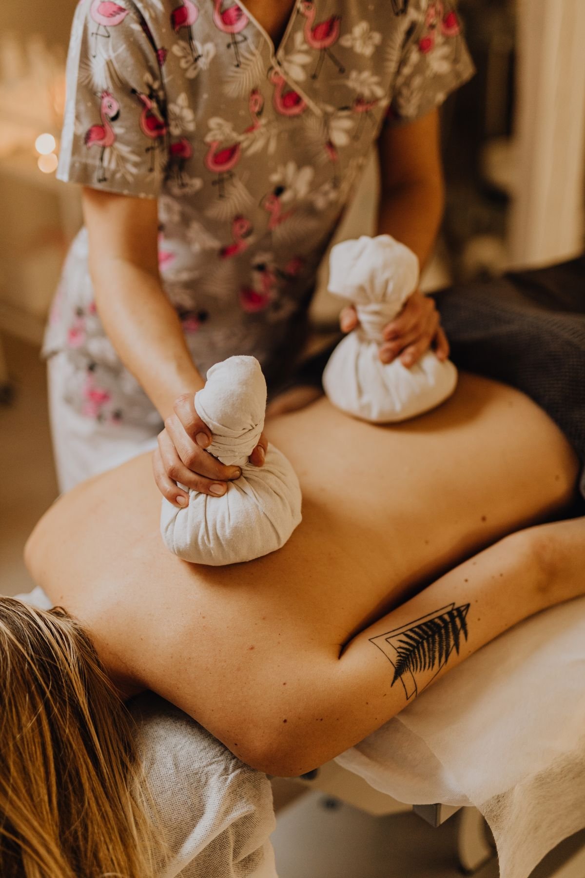 Massage mit warmen Kräuterstempeln